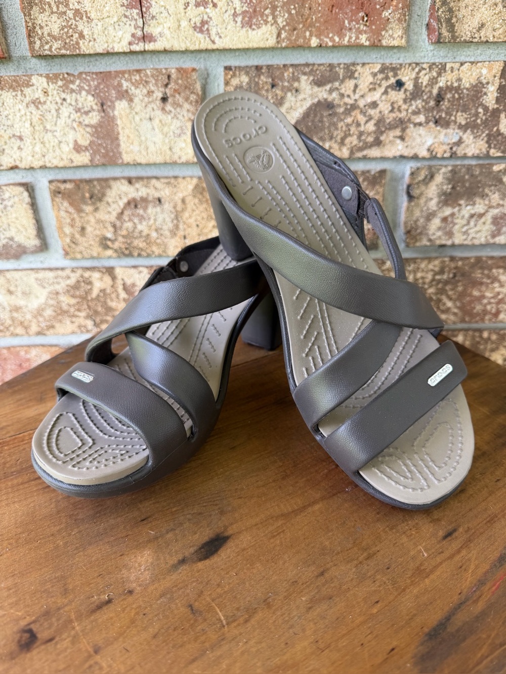 Crocs Cyprus IV Heeled Sandals Women’s Size 9 Wide Espresso / Mushroom Colorway